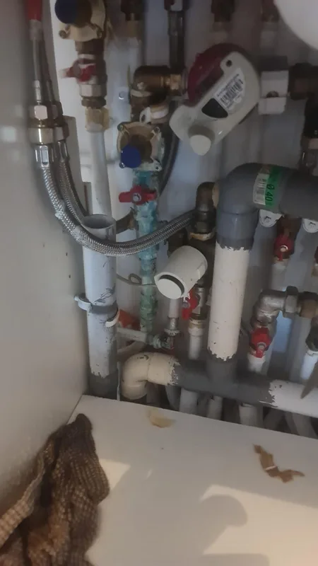 Nourrices et vannes d'arrivée d'eau dans un placard technique
